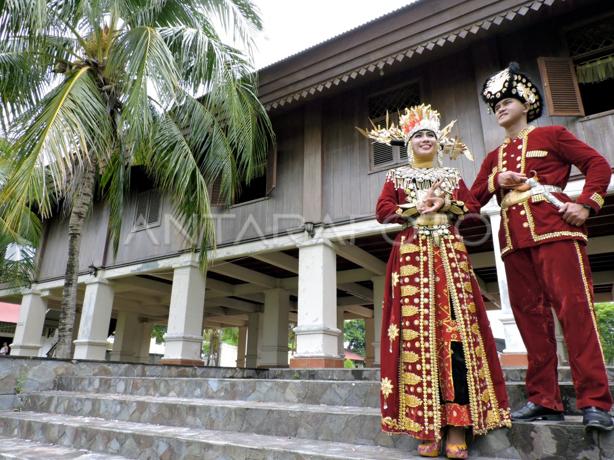 PAKAIAN ADAT GORONTALO | ANTARA Foto