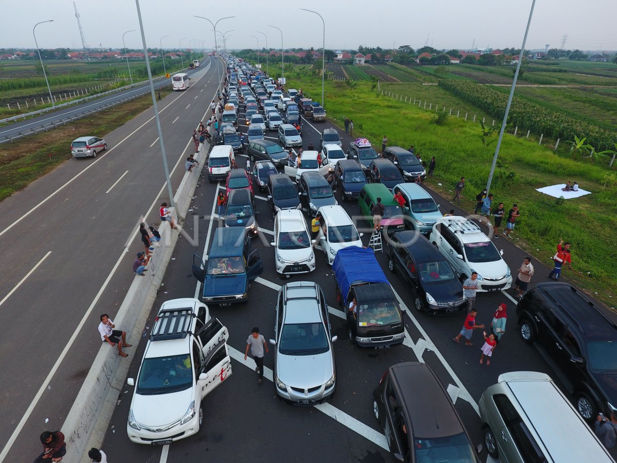 MENUNGGU DIBUKANYA TOL FUNGSIONAL | ANTARA Foto