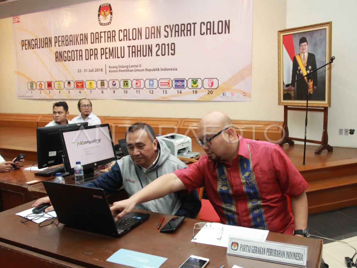 PERBAIKAN DAFTAR CALEG DPR | ANTARA Foto