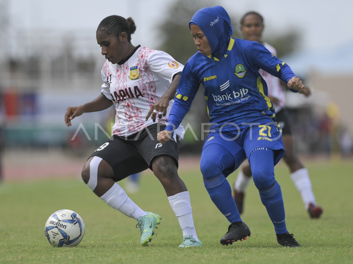 TIM SEPAK BOLA PUTRI PAPUA RAIH MEDALI EMAS PON PAPUA | ANTARA Foto