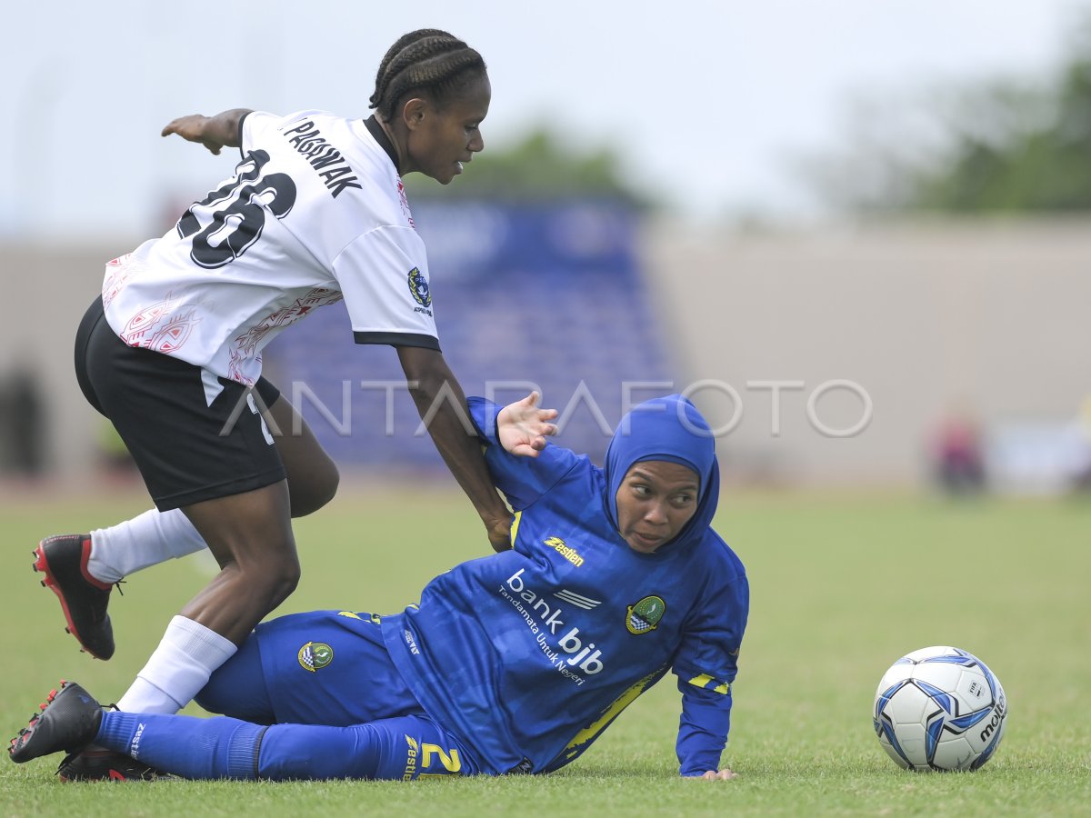 TIM SEPAK BOLA PUTRI PAPUA RAIH MEDALI EMAS PON PAPUA | ANTARA Foto