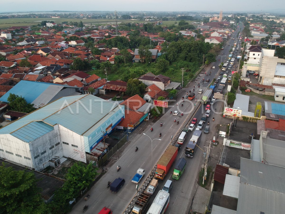 Kemacetan Imbas One Way Tol Antara Foto 7301