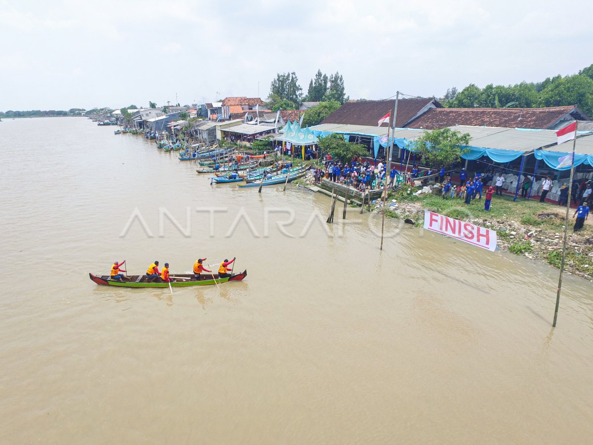 Lomba Perahu Dayung Tradisional Antara Foto