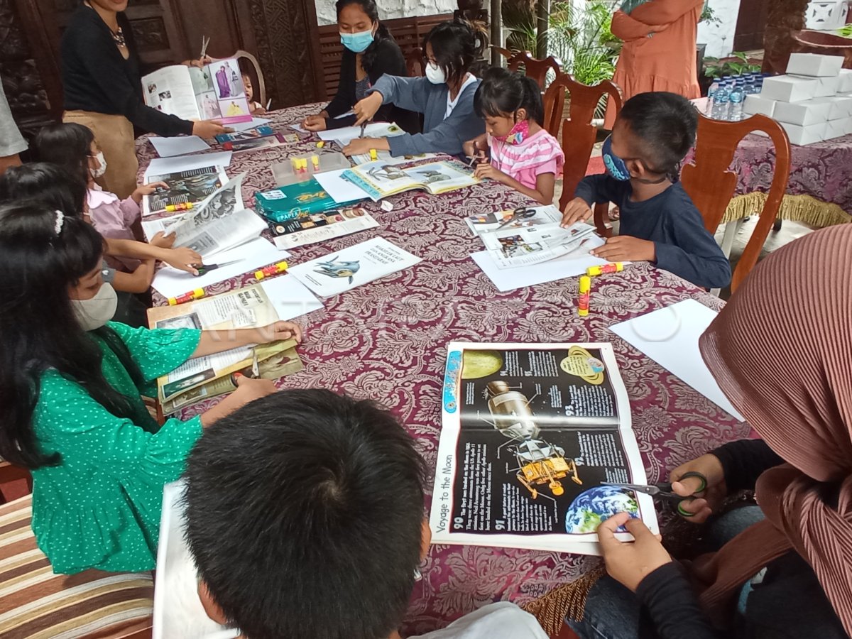 PELATIHAN KOLASE BAGI ANAK-ANAK | ANTARA Foto