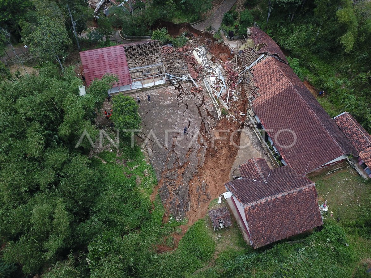 Tanggap Darurat Pergerakan Tanah Di KBB | ANTARA Foto