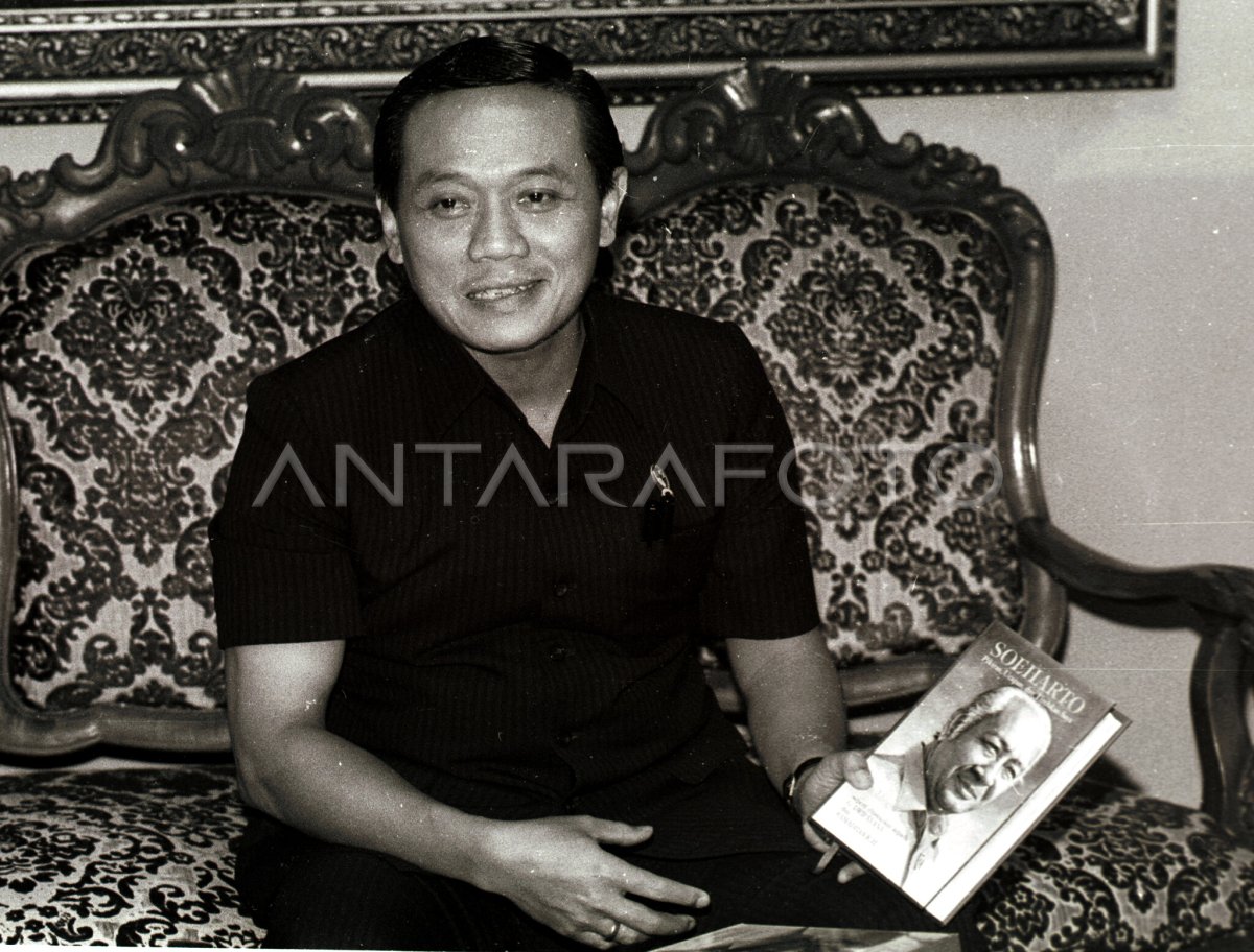 MENTERI PENERANGAN PERLIHATKAN BUKU BIOGRAFI PRESIDEN SOEHARTO | ANTARA ...