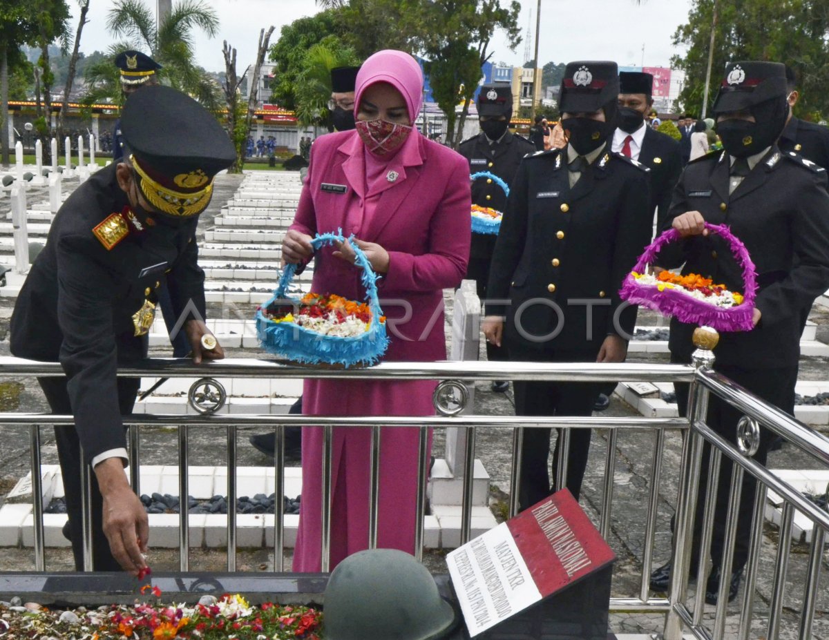 ZIARAH MAKAM MEMPERINGATI HARI PAHLAWAN DI BANDAR LAMPUNG | ANTARA Foto