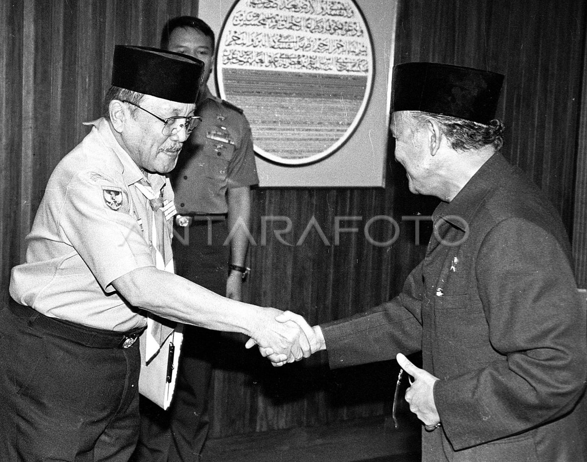 PRESIDEN BJ HABIBIE TERIMA KWARNAS PRAMUKA | ANTARA Foto