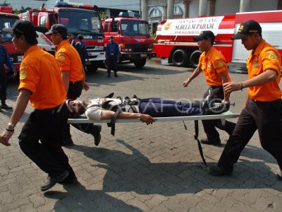 SIMULASI PENANGGULANGAN KEBAKARAN | ANTARA Foto