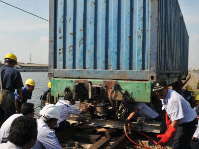 KERETA ANJLOK | ANTARA Foto