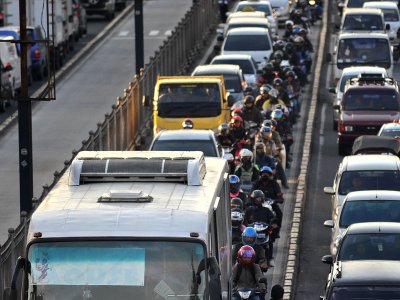 Sterilisasi Jalur Busway Antara Foto