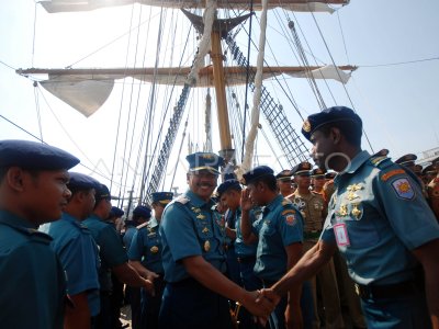 Kedatangan Kri Dewaruci Antara Foto