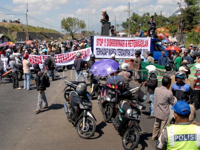 TUNTUT GANTI RUGI | ANTARA Foto