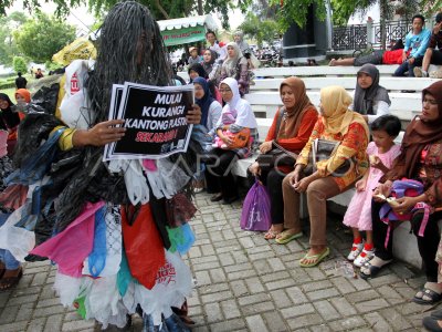 PENGURANGAN KANTONG PLASTIK | ANTARA Foto