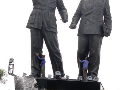 BERSIHKAN PATUNG SOEKARNO HATTA | ANTARA Foto