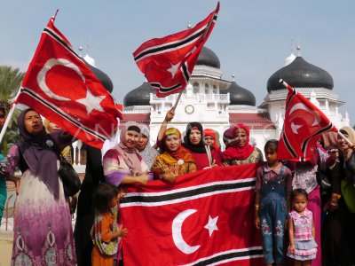 KIBARKAN BENDERA BULAN SABIT ANTARA Foto