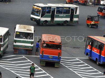 KENAIKAN TARIF ANGKUTAN UMUM | ANTARA Foto