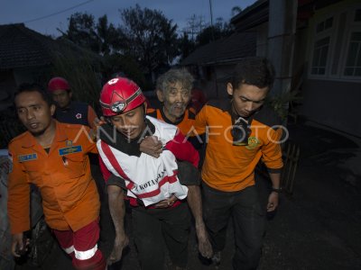 EVAKUASI ORANG SAKIT JIWA ANTARA Foto EVAKUASI ORANG SAKIT JIWA ANTARA Foto