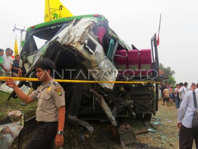 TABRAKAN KERETA DAN BUS | ANTARA Foto