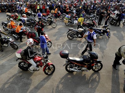 PEMUDIK BERSEPEDA MOTOR NAIK KAPAL | ANTARA Foto