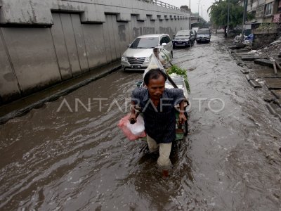 GENANGAN AIR AKIBAT HUJAN | ANTARA Foto