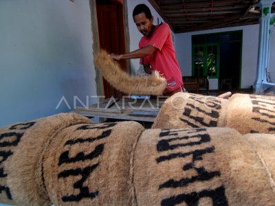 KERAJINAN KESET SABUT KELAPA | ANTARA Foto