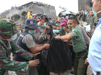 EVAKUASI KORBAN PESAWAT HERCULES | ANTARA Foto