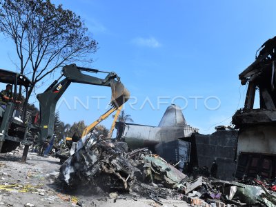 EVAKUASI PUING PESAWAT HERCULES | ANTARA Foto