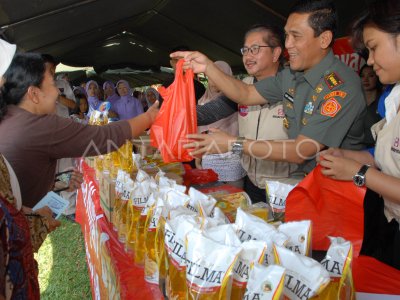 BAZAR MINYAK GORENG MURAH | ANTARA Foto