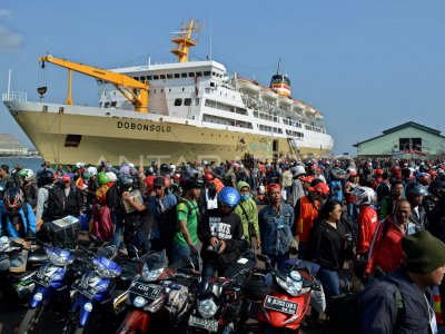 PEMUDIK MOTOR MENGGUNAKAN KAPAL | ANTARA Foto