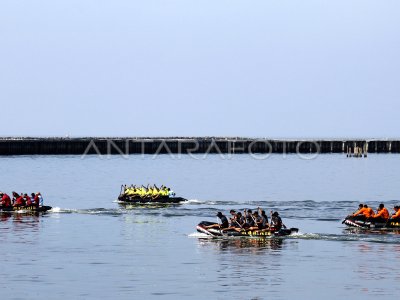 LOMBA DAYUNG PERAHU KARET | ANTARA Foto