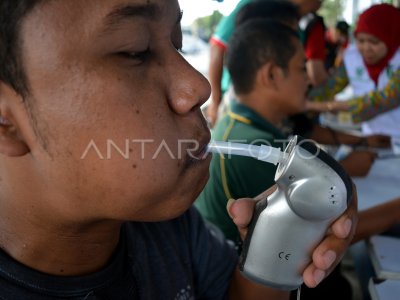 PEMERIKSAAN KESEHATAN SUPIR BUS | ANTARA Foto