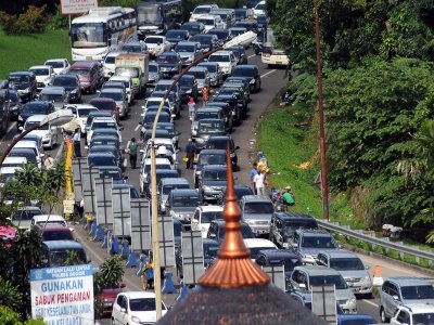 Kemacetan Jalur Puncak Antara Foto