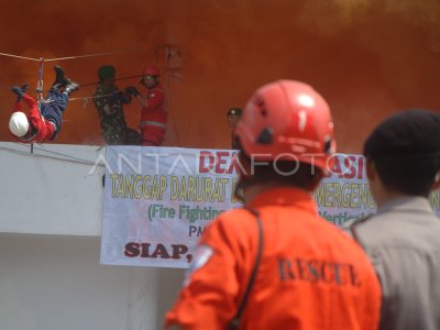 SIMULASI TANGGAP BENCANA | ANTARA Foto