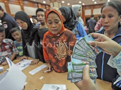 PENDISTRIBUSIAN KARTU JAKARTA PINTAR | ANTARA Foto