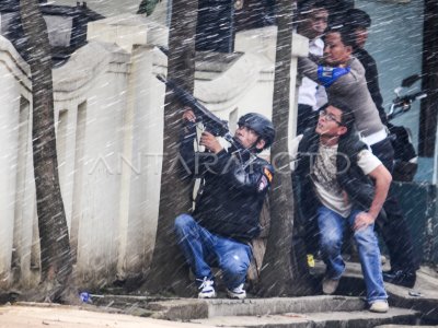 PENANGKAPAN TERDUGA TERORIS DI BANDUNG | ANTARA Foto