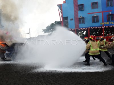 SIMULASI PENANGANAN KEBAKARAN | ANTARA Foto