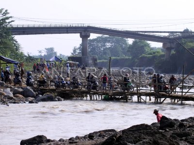 JEMBATAN DARURAT CIPAMINGKIS | ANTARA Foto