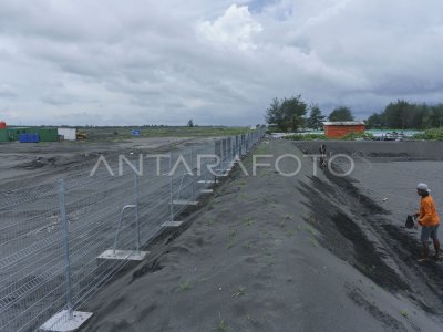 PEMBANGUNAN LANDASAN PACU BANDARA NYIA | ANTARA Foto