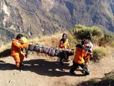 EVAKUASI JENAZAH PENDAKI GUNUNG RINJANI | ANTARA Foto