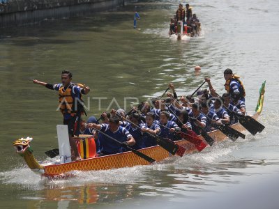 LOMBA DAYUNG PERAHU NAGA | ANTARA Foto