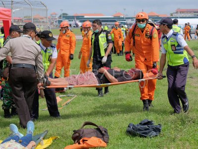 SIMULASI PENANGGULANGAN KECELAKAAN PESAWAT | ANTARA Foto