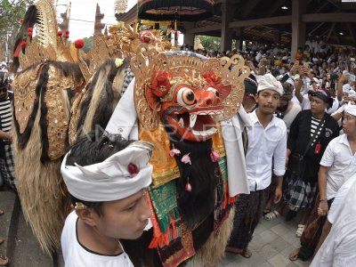 TRADISI NGEREBONG | ANTARA Foto