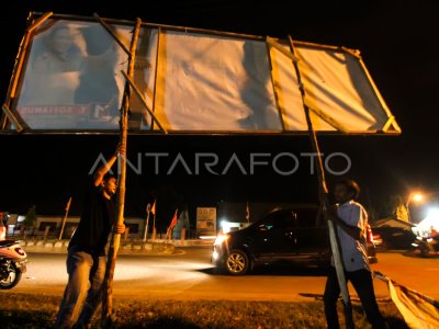 PENURUNAN ALAT PERAGA KAMPANYE | ANTARA Foto