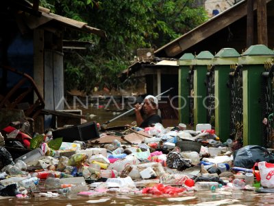 BANJIR LUAPAN SUNGAI CILIWUNG | ANTARA Foto