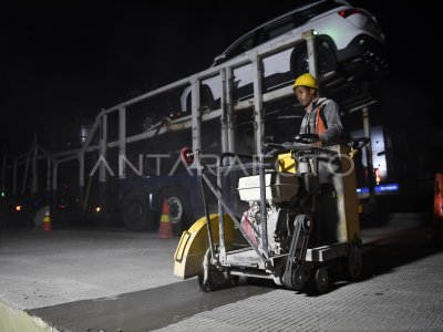 PERBAIKAN JALUR MUDIK PAMANUKAN | ANTARA Foto