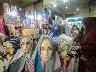 PENJUALAN BUSANA MUSLIM MENINGKAT | ANTARA Foto