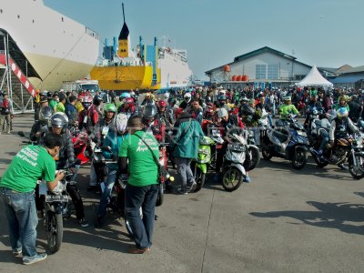 Pemudik Sepeda Motor Menggunakan Kapal Laut Antara Foto