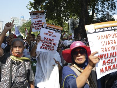 UNJUK RASA KAWAL SIDANG PUTUSAN MK | ANTARA Foto