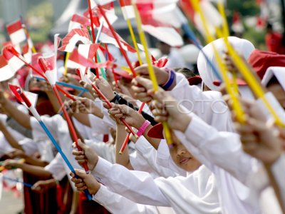 KIRAB BENDERA MERAH PUTIH BERUKURAN BESAR | ANTARA Foto